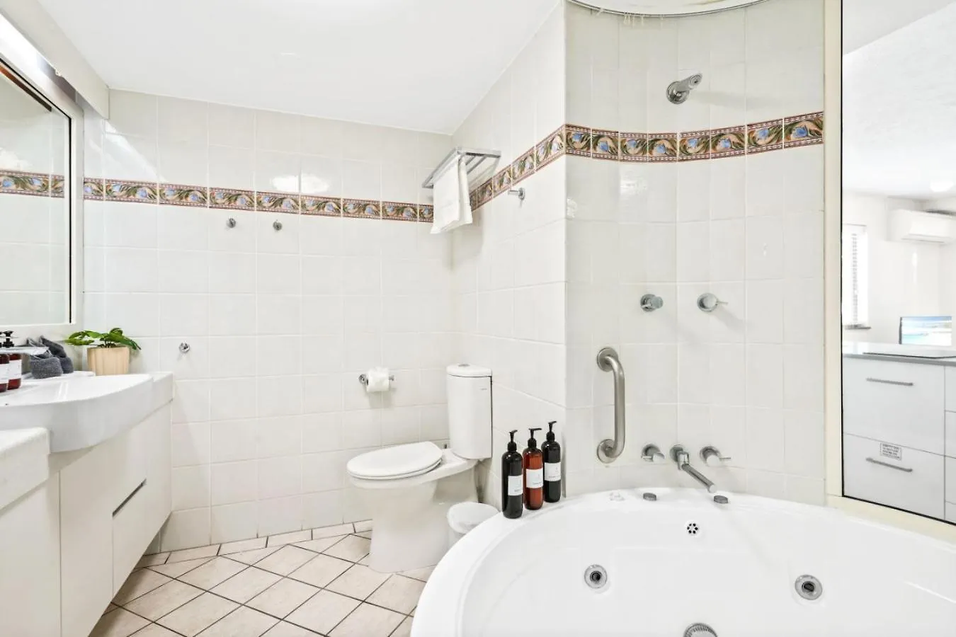 Tropical Tides At Cairns Esplanade Apartment